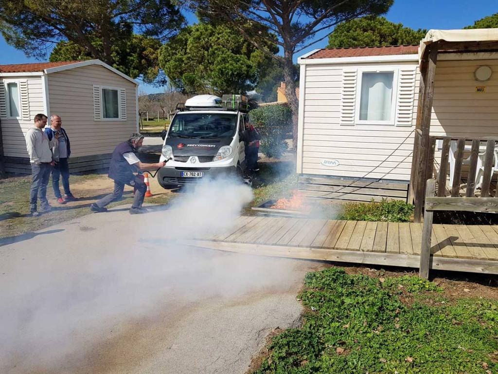 Fumée de simulation entre les mobil-homes lors d’un exercice