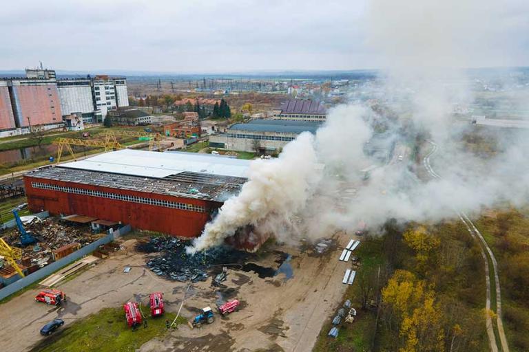 Fumée d’un incendie sur un site industriel