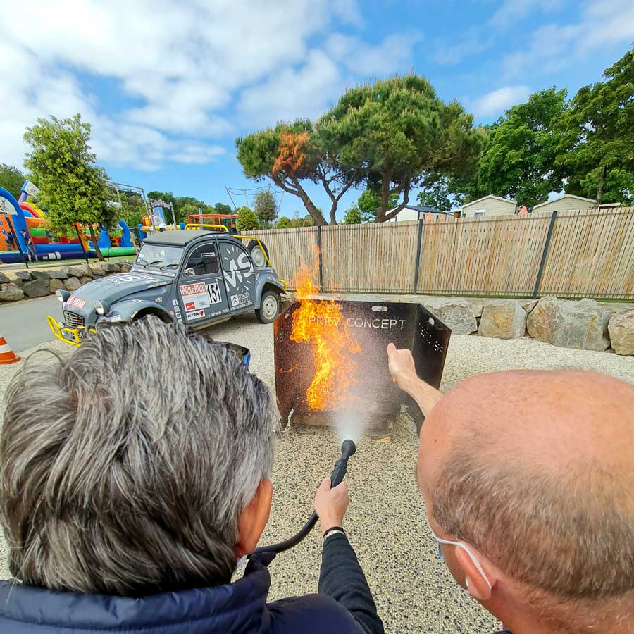 Utilisation d’un extincteur sur un feu réel, accompagnée par le formateur