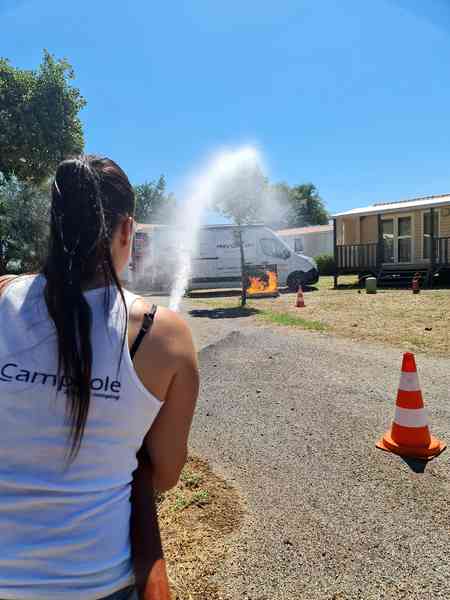 Stagiaire manipulant une lance à eau lors d’un exercice