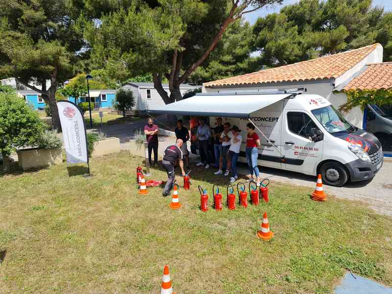 Formation incendie organisée dans un camping, sous le barnum Prev’Concept