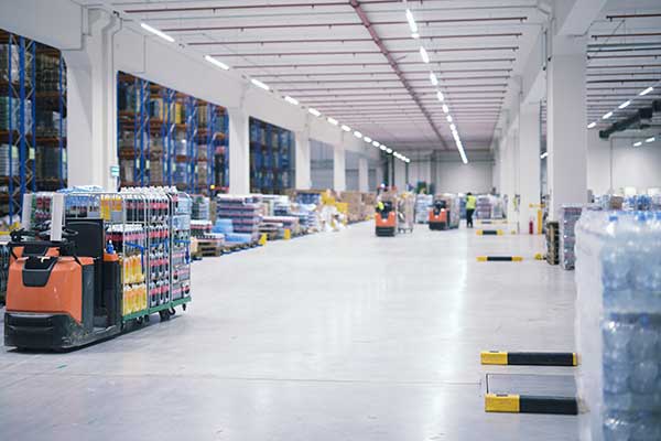 Allée d’entrepôt de la grande distribution