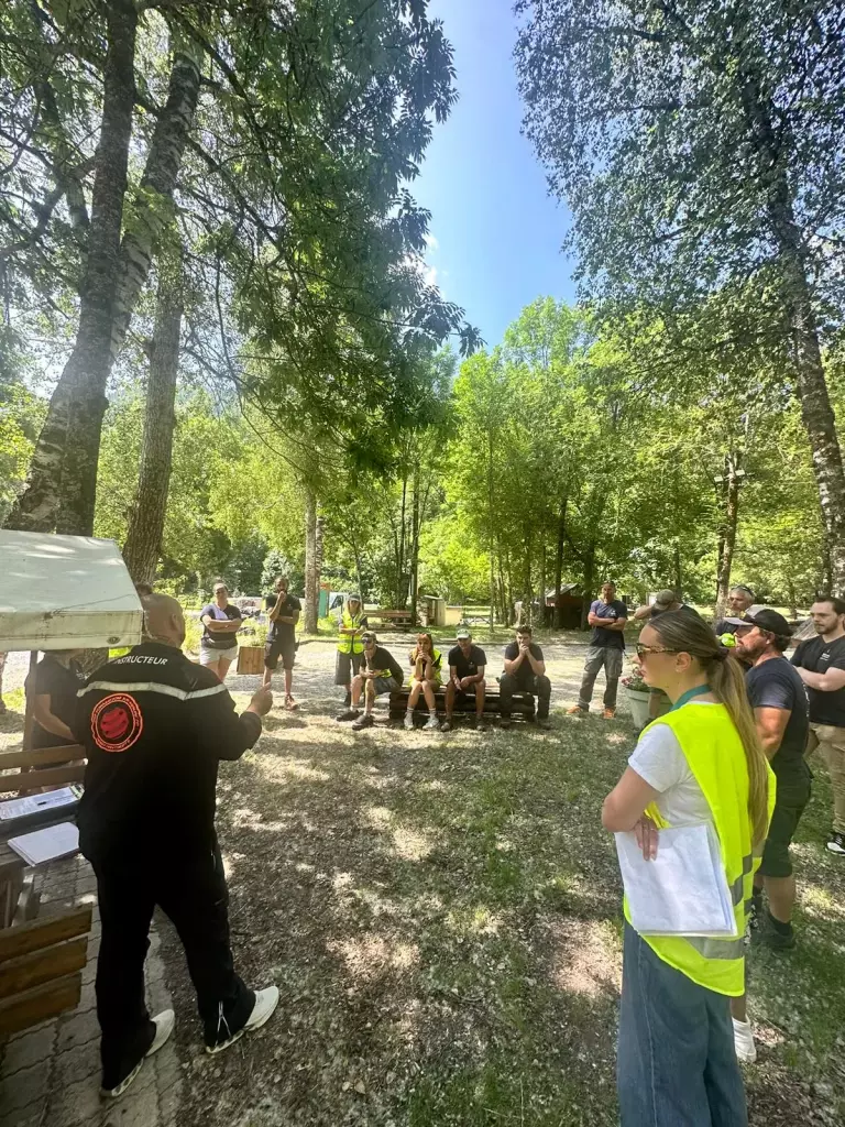 Formateur Prev’Concept expliquant les consignes à l’équipe d’un camping, en extérieur
