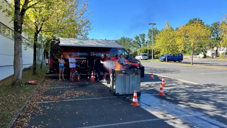 Exercice d’extinction sur bac à feu Prev’Concept, devant le groupe de stagiaires