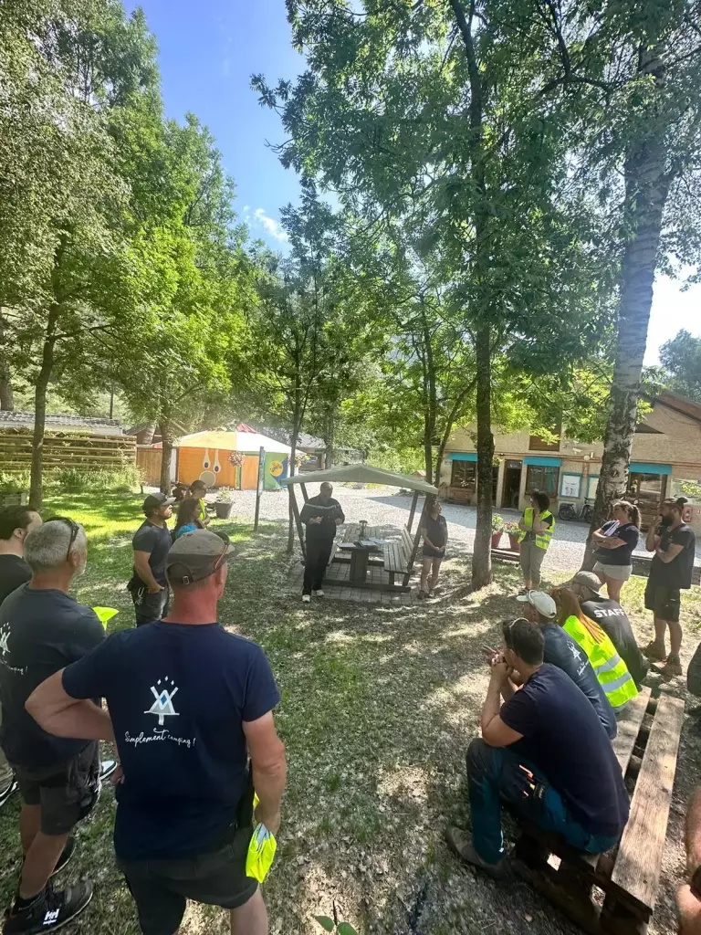Équipe d’un camping réunie autour du formateur Prev’Concept pour une formation sécurité en extérieur