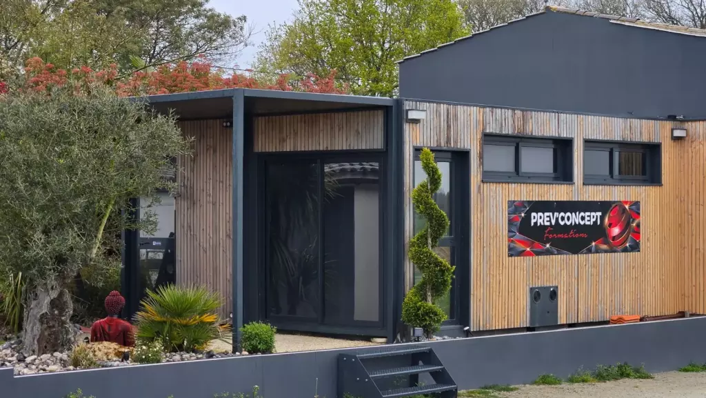 Façade en bois des locaux de Prev’Concept Formations à Saint-Denis-la-Chevasse