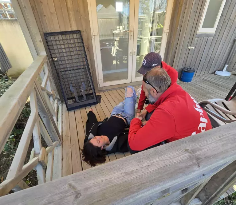 Mise en situation de secourisme sur la terrasse d’un mobil-home, pendant une formation en camping